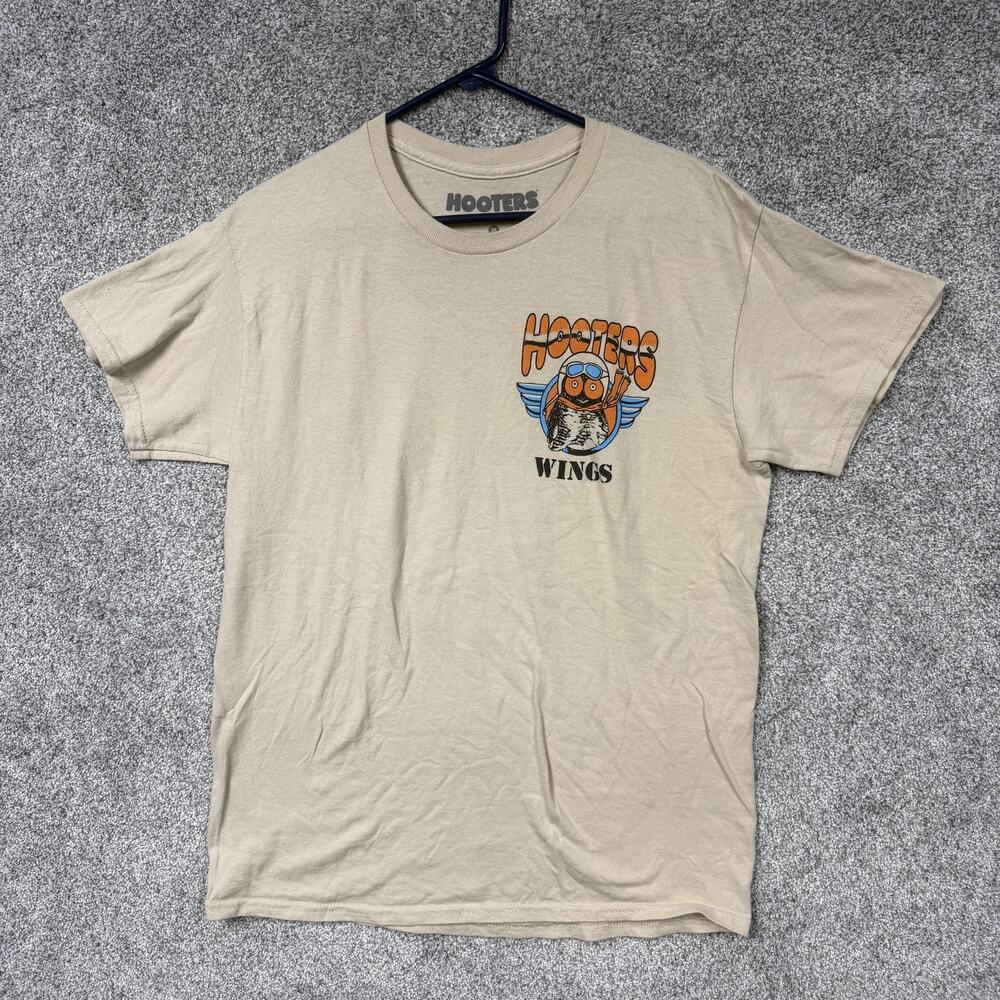 Hooters Shirt Mens M Tan Wings Pin-Up Aviation Graphic Tee Restaurant Bar Logo